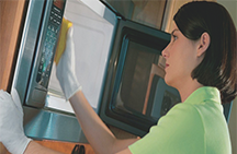  Как да се отървете от миризмата в микровълновата