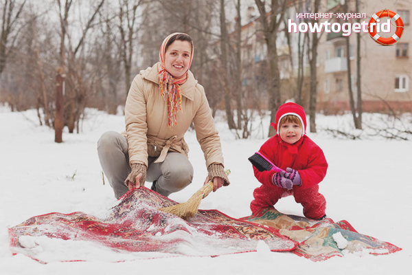 Почистване на килими на улицата