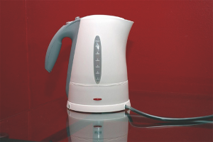  Как да се отървем от миризмата на пластмаса в чайника