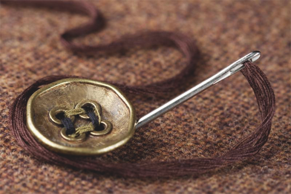 Wie man einen Knopf zum Glück genäht