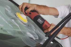  Как да премахнете драскотините от предното стъкло на автомобила