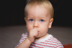  Как да отбиете бебе да суче пръст