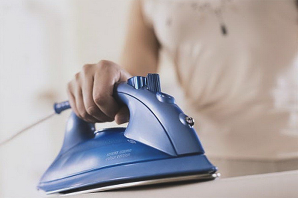 Как да желязо панталоните със стрели