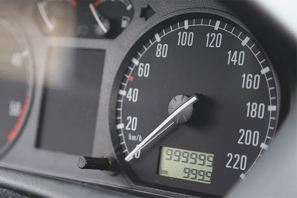 Как да определите действителния километраж при покупката