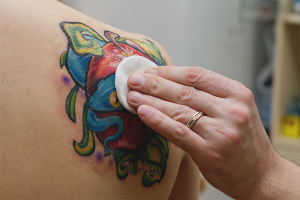  Как да се грижи за татуировка в ранните дни