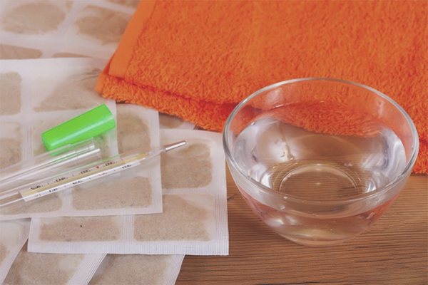 Как да поставите горчични мазилки при кашляне