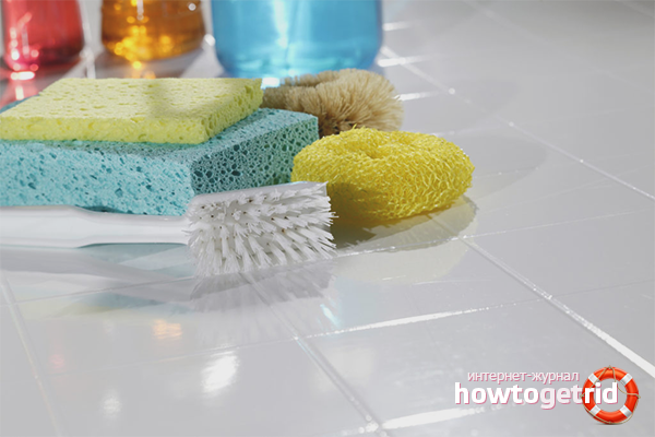 Почистване на плочките със специални инструменти