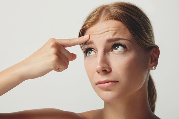 Как да се отървем от малки акне на челото