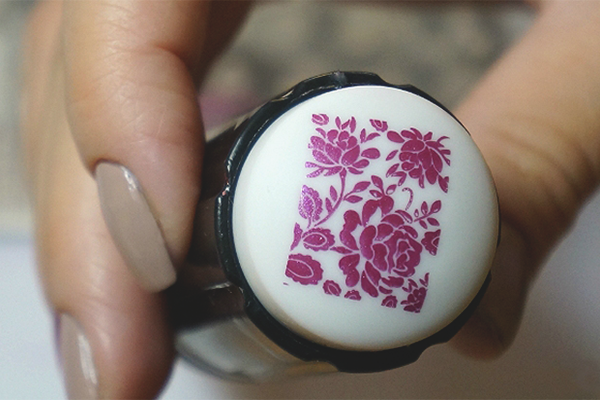 Как да използвате печат за ноктите