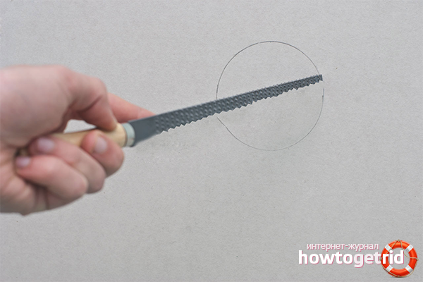 Как да изрежете кръг в сухото строителство