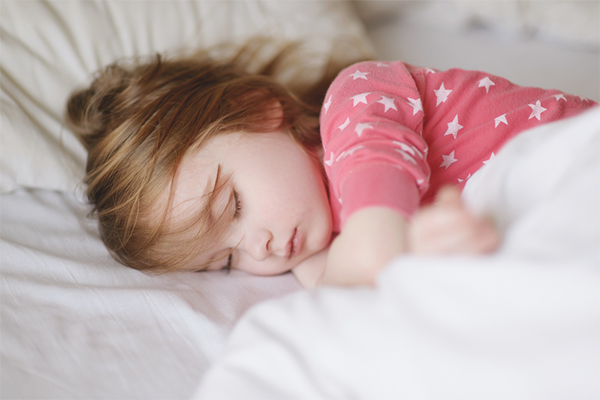 Детето посинява зъбите си в съня си