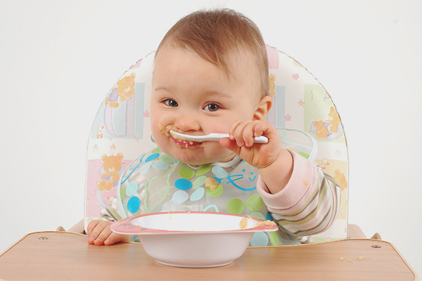 Как да учим дете да яде с лъжица