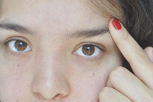 Веждите падат