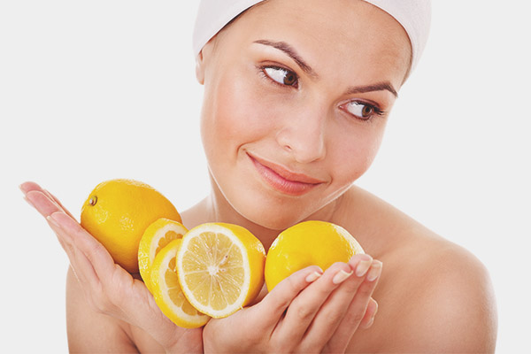 Как да използвате лимон, за да избелите лицето си