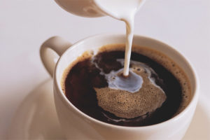  Могат ли бременни жени да пият кафе с мляко