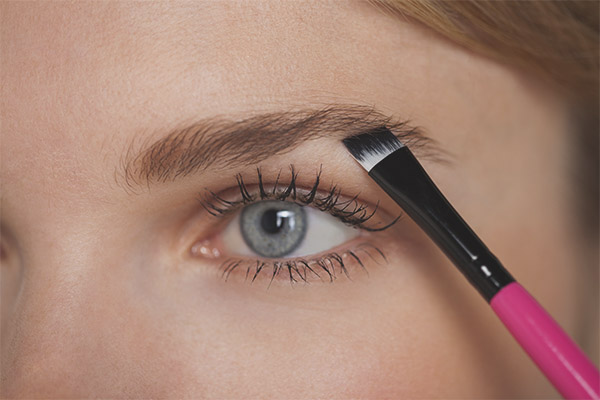 Възможно ли е да нарисувате вежди с боя за коса